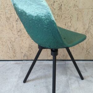 Chaise Gravêne en plastique recyclé vert clair et foncé, piètement en métal noir. 85 x 41 x 50 cm. Localisation : 9 avenue Percier 75008 Paris – Image 2