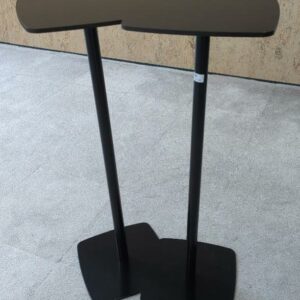 Mange debout composé de 2 tables soudées en acier laqué noir. 105 x 78 x 50 cm. 2 unités vendues avec faculté de réunion. Localisation : 9 avenue Percier 75008 Paris