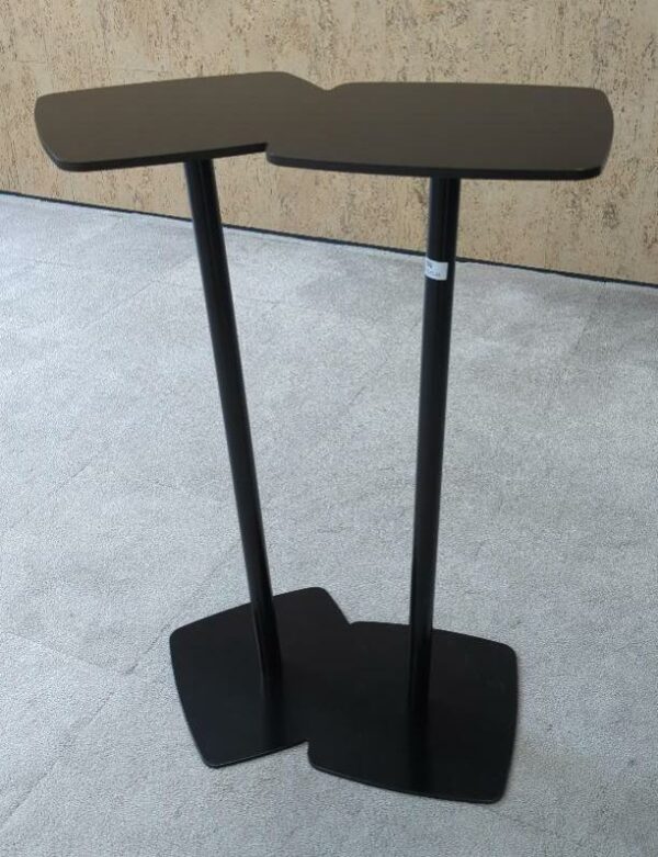 Mange debout composé de 2 tables soudées en acier laqué noir. 105 x 78 x 50 cm. 2 unités vendues avec faculté de réunion. Localisation : 9 avenue Percier 75008 Paris