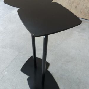 Mange debout composé de 2 tables soudées en acier laqué noir. 105 x 78 x 50 cm. 2 unités vendues avec faculté de réunion. Localisation : 9 avenue Percier 75008 Paris – Image 2