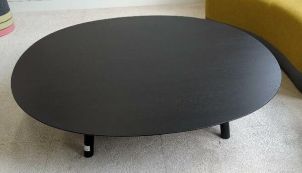 Table basse design Victor Carrasco modèle Maarten édition Viccarbe, plateau ovale en bois stratifié noir sur 4 pieds en métal. 30 x 124 x 120 cm. Localisation : 9 avenue Percier 75008 Paris