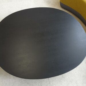 Table basse design Victor Carrasco modèle Maarten édition Viccarbe, plateau ovale en bois stratifié noir sur 4 pieds en métal. 30 x 124 x 120 cm. Localisation : 9 avenue Percier 75008 Paris – Image 2