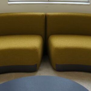 2 banquettes en arc de cercle de marque Viccarbe recouvertes de tissu chiné jaune et gris. 75 x 170 x 73 cm. Localisation : 9 avenue Percier 75008 Paris