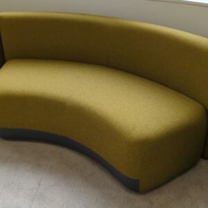 2 banquettes en arc de cercle de marque Viccarbe recouvertes de tissu chiné jaune et gris. 75 x 170 x 73 cm. Localisation : 9 avenue Percier 75008 Paris – Image 2