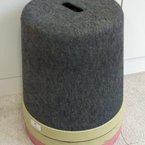 3 tabourets empilables recouverts de feutrine grise, dont 2 avec base beige et 1 avec base rose. 42 x 32 cm. Localisation : 9 avenue Percier 75008 Paris