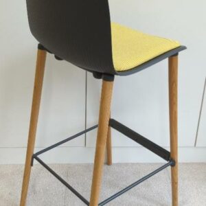 Chaise haute de marque Steelcase modèle Cavatina, coque en plastique gris anthracite, galette d'assise en tissu jaune, piètement en bois naturel avec repose-pied. 114 x 45 x 53 cm. 4 unités vendues avec faculté de réunion. Localisation : 9 avenue Percier 75008 Paris – Image 2