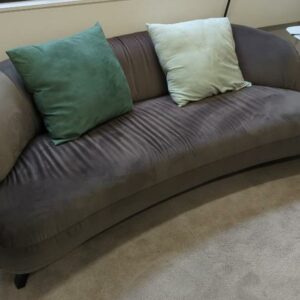 Canapé de marque AM PM modèle Rosebury recouvert de tissu gris. 72 x 190 x 102 cm. 2 unités vendues avec faculté de réunion. Localisation : 9 avenue Percier 75008 Paris