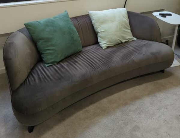 Canapé de marque AM PM modèle Rosebury recouvert de tissu gris. 72 x 190 x 102 cm. 2 unités vendues avec faculté de réunion. Localisation : 9 avenue Percier 75008 Paris
