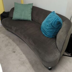 Canapé de marque AM PM modèle Rosebury recouvert de tissu gris. 72 x 190 x 102 cm. 2 unités vendues avec faculté de réunion. Localisation : 9 avenue Percier 75008 Paris – Image 2