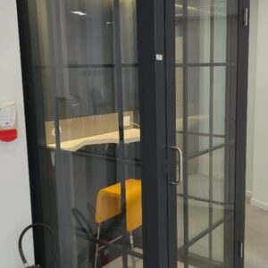 Cabine acoustique 1 personne de marque Clestra comprenant une tablette une prise RJ45 et une prise USB. on y joint un tabouret de marque Matéria en métal chromé et simili cuir jaune. 237 x 110 x 110 cm. 2 unités vendues avec faculté de réunion. Localisation : 9 avenue Percier 75008 Paris – Image 2