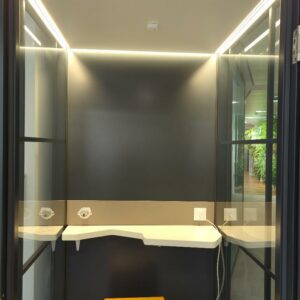 Cabine acoustique 1 personne de marque Clestra comprenant une tablette une prise RJ45 et une prise USB. on y joint un tabouret de marque Matéria en métal chromé et simili cuir jaune. 237 x 110 x 110 cm. 2 unités vendues avec faculté de réunion. Localisation : 9 avenue Percier 75008 Paris – Image 3