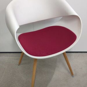 Fauteuil design Martin Ballendat modèle Perillo édition Züco, coque en plastique blanc, galette d'assise en tissu fuchsia, pieds obliques en bois naturel. 79 x 58 x 53 cm. 3 unités vendues avec faculté de réunion. Localisation : 9 avenue Percier 75008 Paris