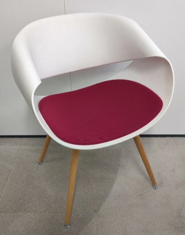 Fauteuil design Martin Ballendat modèle Perillo édition Züco, coque en plastique blanc, galette d'assise en tissu fuchsia, pieds obliques en bois naturel. 79 x 58 x 53 cm. 3 unités vendues avec faculté de réunion. Localisation : 9 avenue Percier 75008 Paris