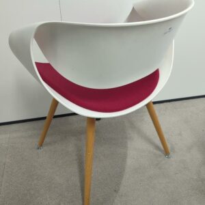 Fauteuil design Martin Ballendat modèle Perillo édition Züco, coque en plastique blanc, galette d'assise en tissu fuchsia, pieds obliques en bois naturel. 79 x 58 x 53 cm. 3 unités vendues avec faculté de réunion. Localisation : 9 avenue Percier 75008 Paris – Image 2