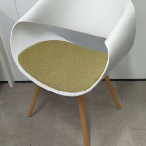 Fauteuil design Martin Ballendat modèle Perillo édition Züco, coque en plastique blanc, galette d'assise en tissu chiné vert, pieds obliques en bois naturel. 79 x 58 x 53 cm. 3 unités vendues avec faculté de réunion. Localisation : 9 avenue Percier 75008 Paris