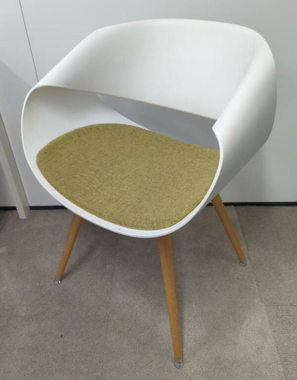 Fauteuil design Martin Ballendat modèle Perillo édition Züco, coque en plastique blanc, galette d'assise en tissu chiné vert, pieds obliques en bois naturel. 79 x 58 x 53 cm. 3 unités vendues avec faculté de réunion. Localisation : 9 avenue Percier 75008 Paris