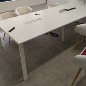 Table de réunion en deux parties, plateau en bois stratifié blanc avec trappe passe câble sur 6 pieds en métal laqué blanc. 73 x 280 x 140 cm. Localisation : 9 avenue Percier 75008 Paris