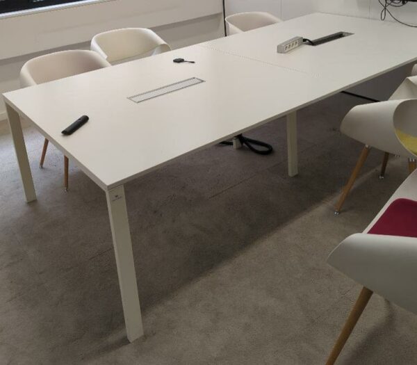 Table de réunion en deux parties, plateau en bois stratifié blanc avec trappe passe câble sur 6 pieds en métal laqué blanc. 73 x 280 x 140 cm. Localisation : 9 avenue Percier 75008 Paris