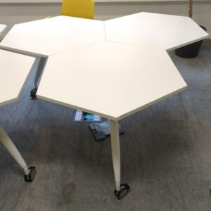 Table en 3 parties de marque Kinnarps plateau octogonal en bois stratifié blanc, piètement en métal sur roulettes. 74 x 167 x 162 cm. 3 unités vendues avec faculté de réunion. Localisation : 9 avenue Percier 75008 Paris
