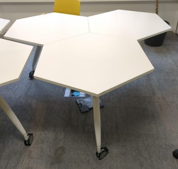 Table en 3 parties de marque Kinnarps plateau octogonal en bois stratifié blanc, piètement en métal sur roulettes. 74 x 167 x 162 cm. 3 unités vendues avec faculté de réunion. Localisation : 9 avenue Percier 75008 Paris
