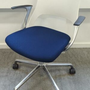 Fauteuil pivotant sur roulettes de marque Kinnarps modèle Embrace, coque en plastique blanc, assise en tissu bleu, accoudoirs en plastique noir. 2 unités vendues avec faculté de réunion. Localisation : 9 avenue Percier 75008 Paris