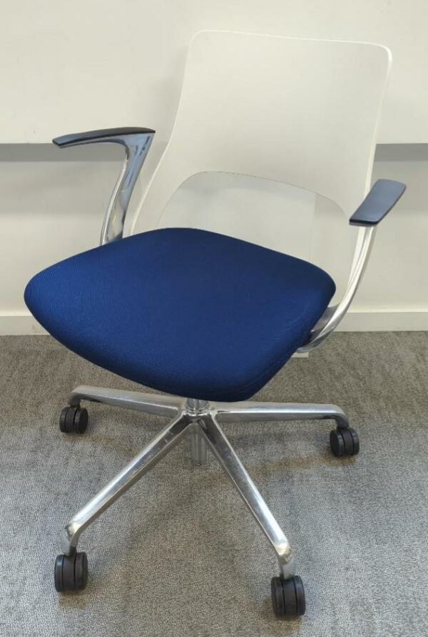 Fauteuil pivotant sur roulettes de marque Kinnarps modèle Embrace, coque en plastique blanc, assise en tissu bleu, accoudoirs en plastique noir. 2 unités vendues avec faculté de réunion. Localisation : 9 avenue Percier 75008 Paris