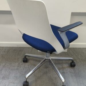 Fauteuil pivotant sur roulettes de marque Kinnarps modèle Embrace, coque en plastique blanc, assise en tissu bleu, accoudoirs en plastique noir. 2 unités vendues avec faculté de réunion. Localisation : 9 avenue Percier 75008 Paris – Image 2