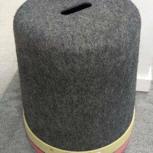 2 tabourets empilables en feutrine grise, base en plastique beige et rose. 42 x 30 cm. Localisation : 9 avenue Percier 75008 Paris