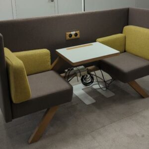 Espace de travail acoustique 2 personnes de marque Too the Zoo composé de 2 fauteuils en tissu marron, coussins vert jaune, 1 tablette et 2 prises électriques. 110 x 200 x 67 cm. Localisation : 9 avenue Percier 75008 Paris