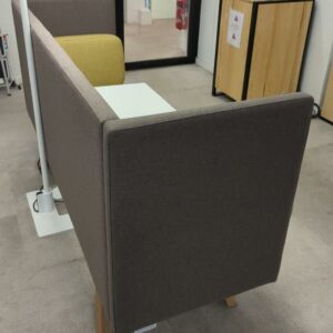 Espace de travail acoustique 2 personnes de marque Too the Zoo composé de 2 fauteuils en tissu marron, coussins vert jaune, 1 tablette et 2 prises électriques. 110 x 200 x 67 cm. Localisation : 9 avenue Percier 75008 Paris – Image 3