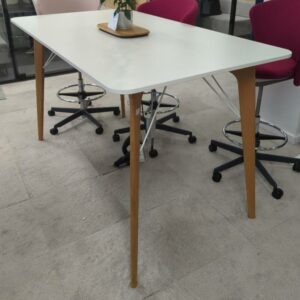 Table haute de marque Bene avec trappe technique masquée par un couvercle en bois, plateau rectangulaire à bords arrondis en bois blanc, piètement en bois et métal. 107 x 180 x 100 cm. Localisation : 9 avenue Percier 75008 Paris