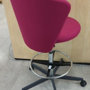 Fauteuil pivotant ajustable design Pearson Lloyd modèle Bay édition Bene recouvert de tissu fushia, piètement en étoile à 5 branches sur roulettes avec repose pied. 110 x 66 x 74 cm. 4 unités vendues avec faculté de réunion. Localisation : 9 avenue Percier 75008 Paris – Image 2