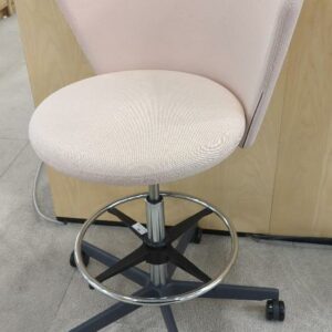 Fauteuil pivotant ajustable design Pearson Lloyd modèle Bay édition Bene recouvert de tissu rose pâle, piètement en étoile à 5 branches sur roulettes avec repose pied. 110 x 66 x 74 cm. 2 unités vendues avec faculté de réunion. Localisation : 9 avenue Percier 75008 Paris