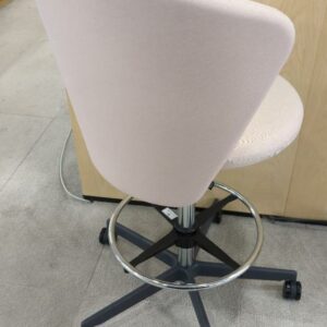 Fauteuil pivotant ajustable design Pearson Lloyd modèle Bay édition Bene recouvert de tissu rose pâle, piètement en étoile à 5 branches sur roulettes avec repose pied. 110 x 66 x 74 cm. 2 unités vendues avec faculté de réunion. Localisation : 9 avenue Percier 75008 Paris – Image 2