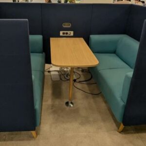 Espace de travail acoustique comprenant 2 banquettes 2 personnes en tissu vert, dossiers hauts en feutrine bleue, une table et prises électriques et Rj45. 131 x 242 x 163 cm. Localisation : 9 avenue Percier 75008 Paris
