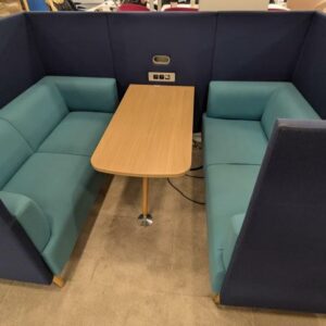Espace de travail acoustique comprenant 2 banquettes 2 personnes en tissu vert, dossiers hauts en feutrine bleue, une table et prises électriques et Rj45. 131 x 242 x 163 cm. Localisation : 9 avenue Percier 75008 Paris – Image 2