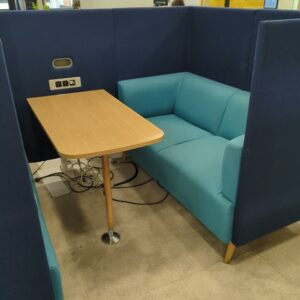 Espace de travail acoustique comprenant 2 banquettes 2 personnes en tissu vert, dossiers hauts en feutrine bleue, une table et prises électriques et Rj45. 131 x 242 x 163 cm. Localisation : 9 avenue Percier 75008 Paris – Image 3