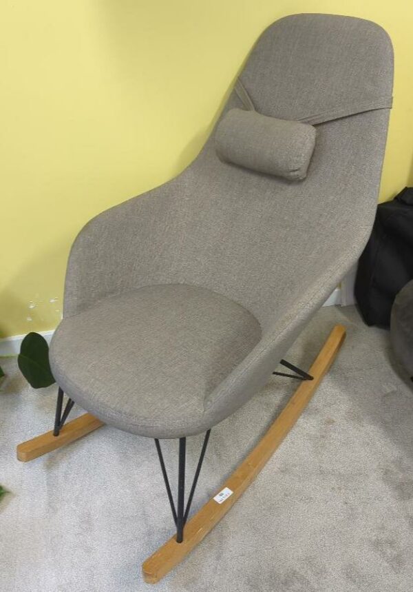 Rocking-chair recouvert de tissu gris, piétement en bois et métal. 105 x 67 x 110 cm. Localisation : 9 avenue Percier 75008 Paris