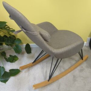 Rocking-chair recouvert de tissu gris, piétement en bois et métal. 105 x 67 x 110 cm. Localisation : 9 avenue Percier 75008 Paris – Image 2
