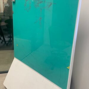 Tableau magnétique effaçable vert sur roulettes. 180 x 120 x 50 cm. Localisation : 9 avenue Percier 75008 Paris