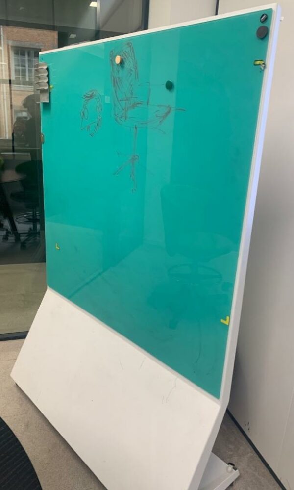 Tableau magnétique effaçable vert sur roulettes. 180 x 120 x 50 cm. Localisation : 9 avenue Percier 75008 Paris