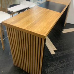 Meuble bar en bois type chêne naturel. 90 x 230 x 60 cm. Localisation : 9 avenue Percier 75008 Paris
