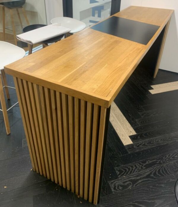 Meuble bar en bois type chêne naturel. 90 x 230 x 60 cm. Localisation : 9 avenue Percier 75008 Paris