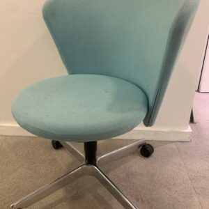 Chaise pivotante ajustable design Pearson Lloyd modèle Bay édition Bene en tissu bleu ciel et piétement à 4 branches sur roulettes. 86 x 80 x 80 cm. 3 unités vendues avec faculté de réunion. Localisation : 9 avenue Percier 75008 Paris