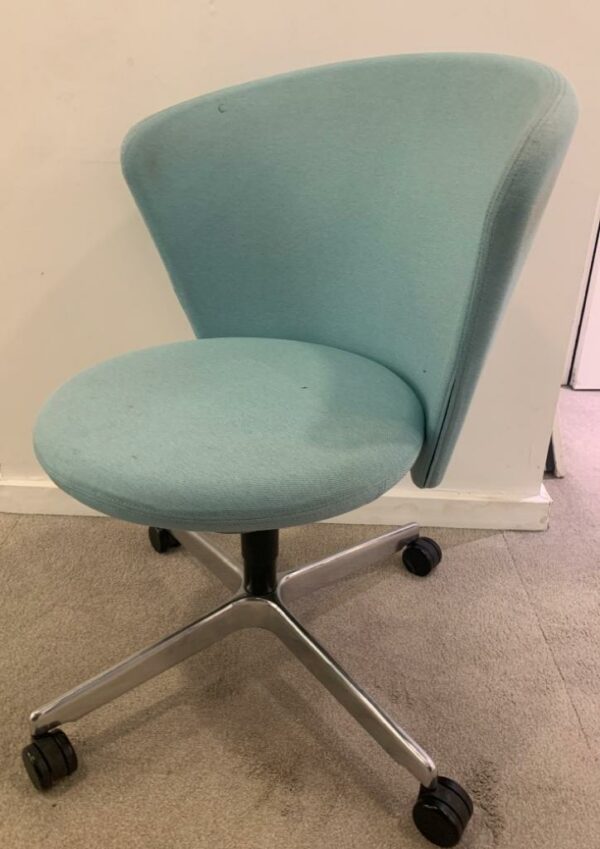 Chaise pivotante ajustable design Pearson Lloyd modèle Bay édition Bene en tissu bleu ciel et piétement à 4 branches sur roulettes. 86 x 80 x 80 cm. 3 unités vendues avec faculté de réunion. Localisation : 9 avenue Percier 75008 Paris