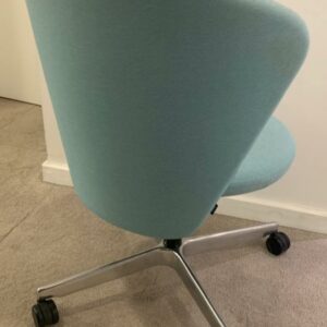 Chaise pivotante ajustable design Pearson Lloyd modèle Bay édition Bene en tissu bleu ciel et piétement à 4 branches sur roulettes. 86 x 80 x 80 cm. 3 unités vendues avec faculté de réunion. Localisation : 9 avenue Percier 75008 Paris – Image 2