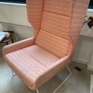 Fauteuil bergère à oreilles avec tissu rose et motifs brodés rouges de marque Naughtone. 116 x 70 x 75 cm. Localisation : 9 avenue Percier 75008 Paris