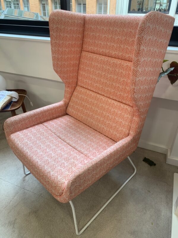 Fauteuil bergère à oreilles avec tissu rose et motifs brodés rouges de marque Naughtone. 116 x 70 x 75 cm. Localisation : 9 avenue Percier 75008 Paris
