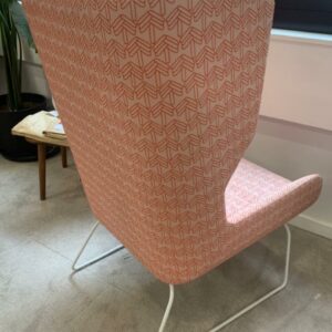 Fauteuil bergère à oreilles avec tissu rose et motifs brodés rouges de marque Naughtone. 116 x 70 x 75 cm. Localisation : 9 avenue Percier 75008 Paris – Image 2