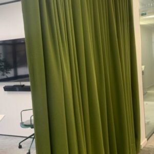 Rideau vert occultant en tissu épais de 3,3 m de longueur. 2 unités vendues avec faculté de réunion. Localisation : 9 avenue Percier 75008 Paris